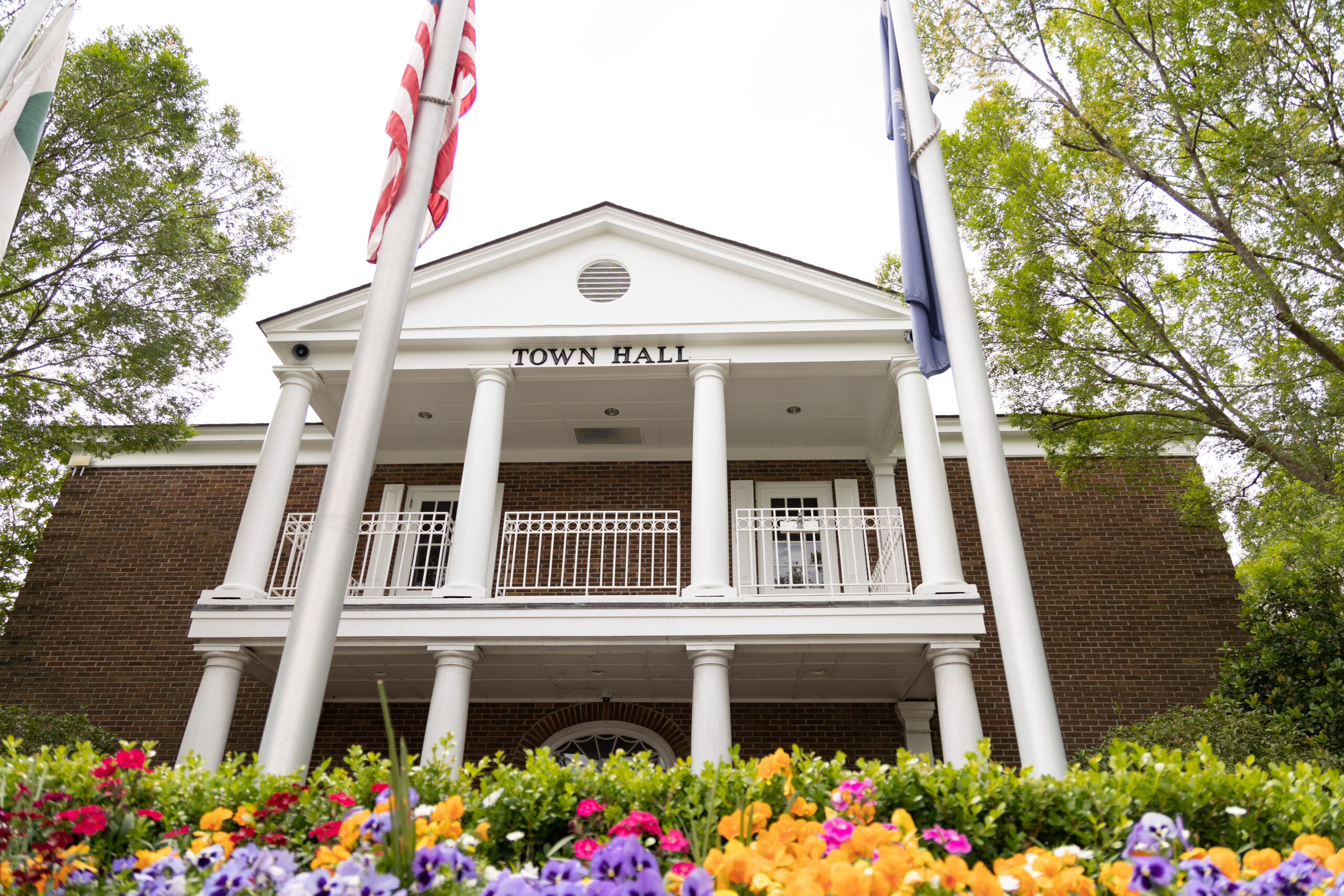 A town hall's front facade.